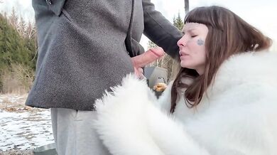 Pompino all'aperto ragazza porca tatuata