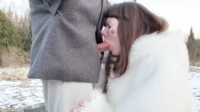 Pompino all'aperto ragazza porca tatuata