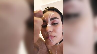 Fidanzata mora prende una bella sborrata in faccia