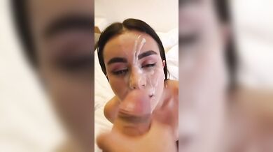 Fidanzata mora prende una bella sborrata in faccia