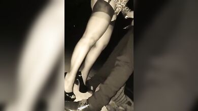 Moglie cuckold sega guardone nel parcheggio