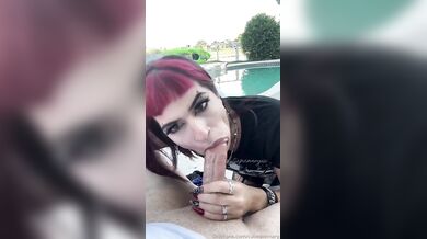 Ragazza rossa gotica lo succhia in piscina al fidanzato
