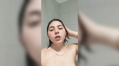 Ditalino amatoriale teen in doccia