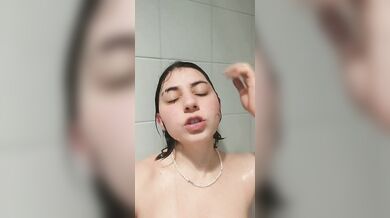 Ditalino amatoriale teen in doccia