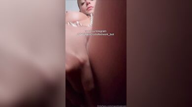 Noemi bdsm in pelle ditalino al guinzaglio