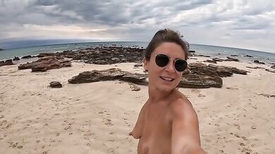 Federica Corona nuda in spiaggia