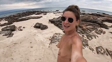 Federica Corona nuda in spiaggia