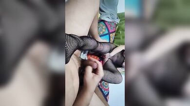 Inculata e sborrata sui piedi