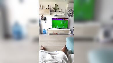 Diabla si è rifatta le tette e fa un pompino e spagnola al fidanzato