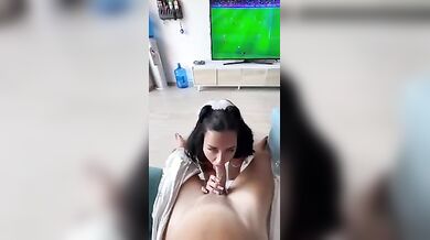 Diabla si è rifatta le tette e fa un pompino e spagnola al fidanzato