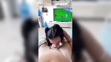 Diabla si è rifatta le tette e fa un pompino e spagnola al fidanzato