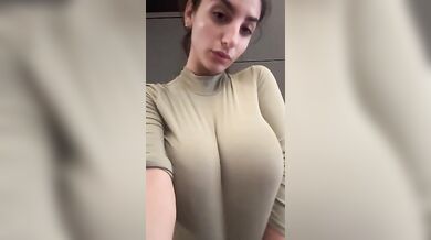 Tettona si toglie il maglioncino