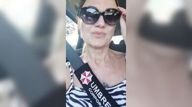 Milf italiana bionda si masturba in auto