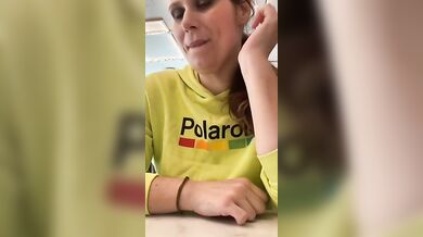 Faccio la troia al ristorante e in macchina