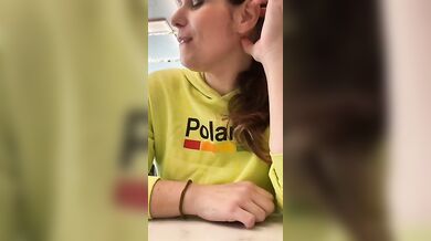 Faccio la troia al ristorante e in macchina