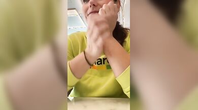 Faccio la troia al ristorante e in macchina