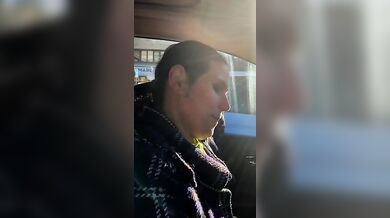 Faccio la troia al ristorante e in macchina