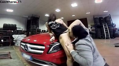 Alice90 scopata in officina dal meccanico