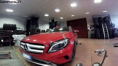 Alice90 scopata in officina dal meccanico