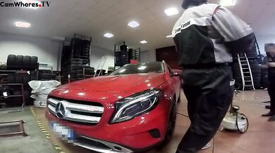 Alice90 scopata in officina dal meccanico