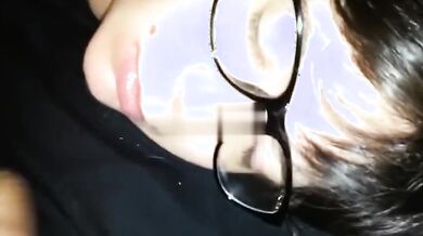 Pompino fidanzata con occhiali sborrata in faccia Pov