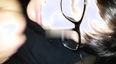 Pompino fidanzata con occhiali sborrata in faccia Pov