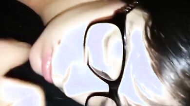 Pompino fidanzata con occhiali sborrata in faccia Pov