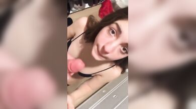 Fidanzata scopata in piedi allo specchio