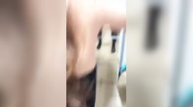 Fidanzata scopata in piedi allo specchio