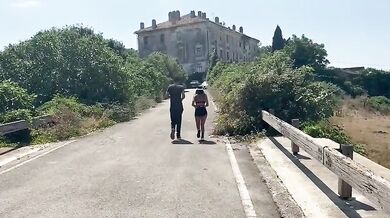 Margot Caserta scopata profumosa all'aperto ocn giovane ragzzo tatuato