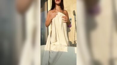 Rebecca si tocca le tette perfette dopo la doccia OF