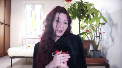 Ragazza italiana si masturba e scopa col suo ragazzo (Dialoghi italiani)