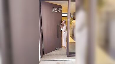 Ludovica Pagani mostra villa di Ibiza con panoramica sul suo culo e tette