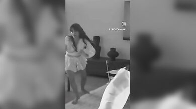 Ludovica Pagani mostra villa di Ibiza con panoramica sul suo culo e tette