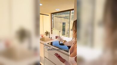 Ludovica Pagani mostra villa di Ibiza con panoramica sul suo culo e tette