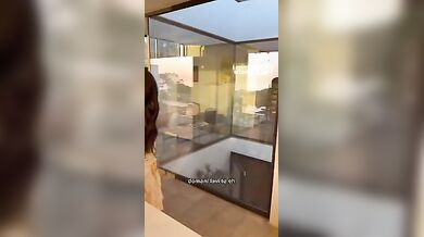 Ludovica Pagani mostra villa di Ibiza con panoramica sul suo culo e tette