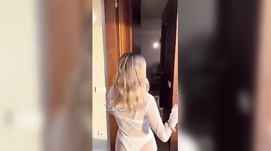 Ludovica Pagani mostra villa di Ibiza con panoramica sul suo culo e tette