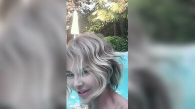 Alba Parietti nuda nuota in piscina