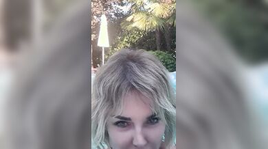 Alba Parietti nuda nuota in piscina