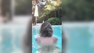 Alba Parietti nuda nuota in piscina