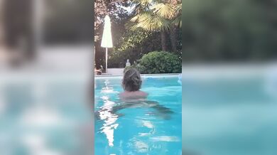 Alba Parietti nuda nuota in piscina