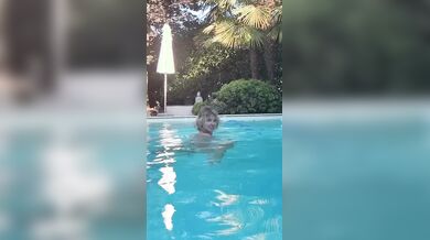 Alba Parietti nuda nuota in piscina