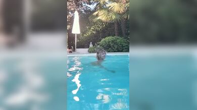 Alba Parietti nuda nuota in piscina