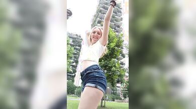 Ops biondina bosco verticale Milano Tiktok