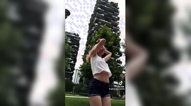 Ops biondina bosco verticale Milano Tiktok