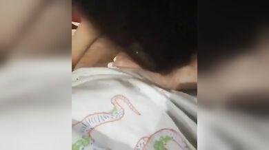 Godendosi un pompino dalla sua ragazza