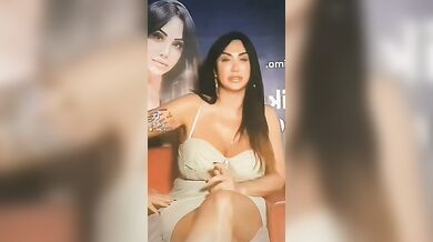 Marika Fruscio minigonna upskirt