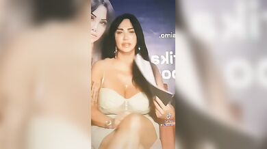 Marika Fruscio minigonna upskirt