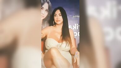 Marika Fruscio minigonna upskirt