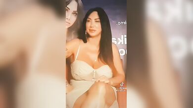 Marika Fruscio minigonna upskirt